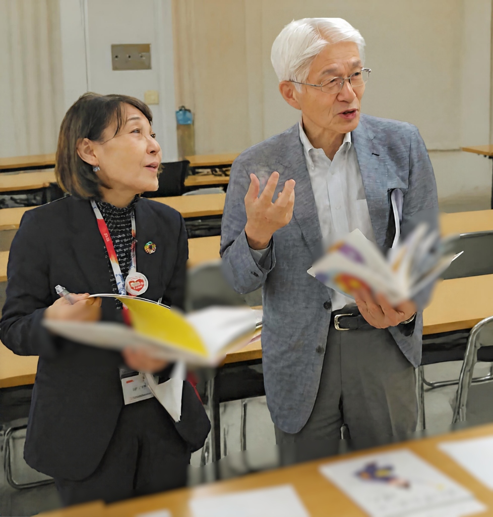 選考委員が絵本について議論している様子