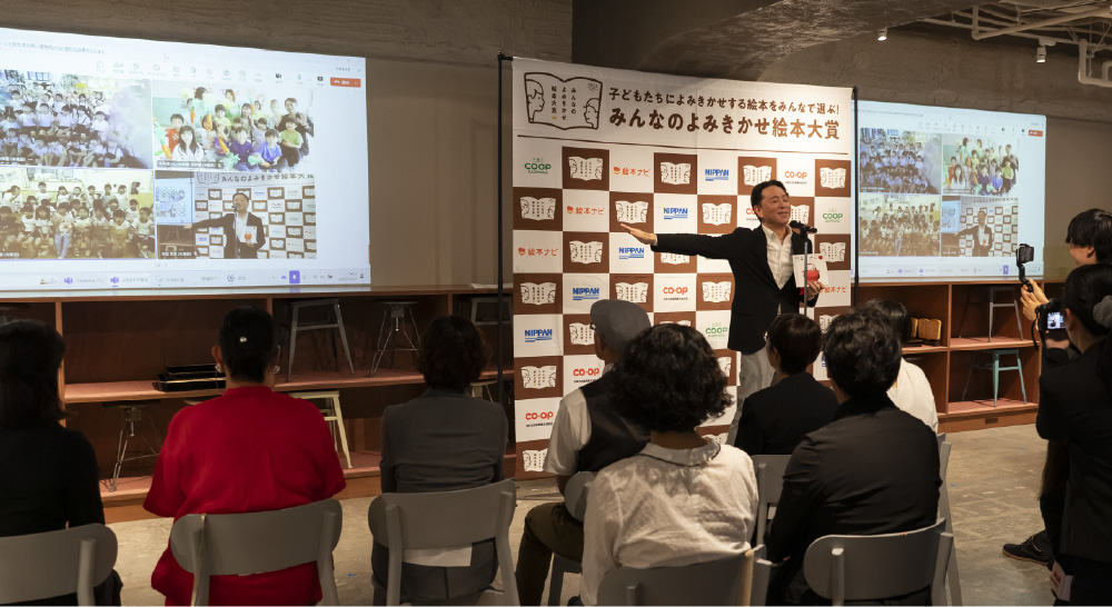 園児さんと会話しながら『だるまさんが』のよみきかせを行う絵本ナビ金柿社長